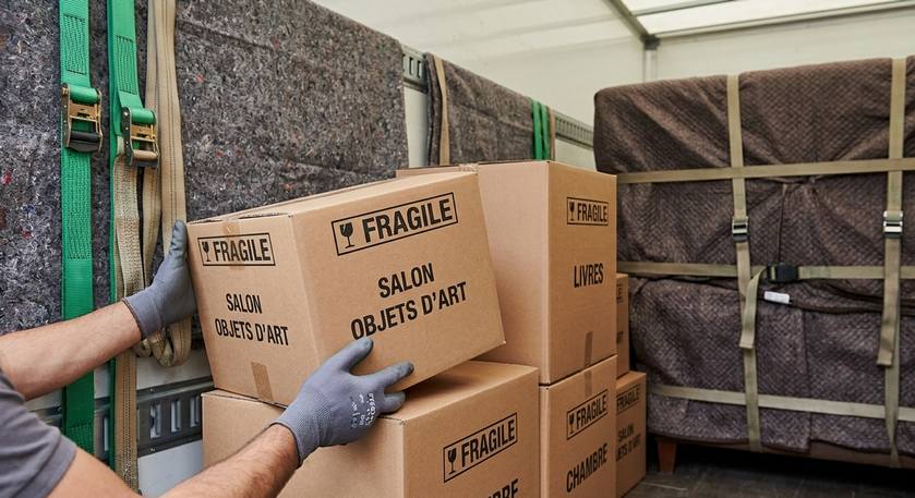 Cartons et mobilier protégés dans un camion de déménagement