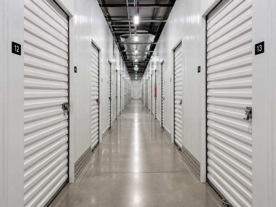 Allée d'un centre de self-stockage avec box numérotés
